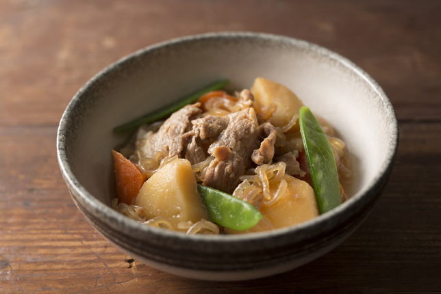 陶器の器の中に盛ってある、標準的な「肉じゃが」。