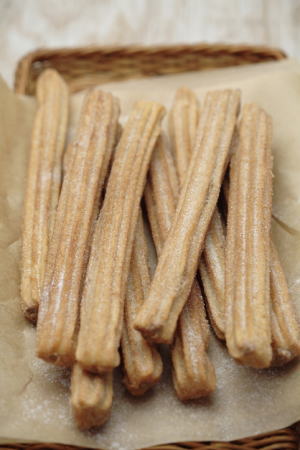粉砂糖がまぶしてある、棒状の焼き菓子。