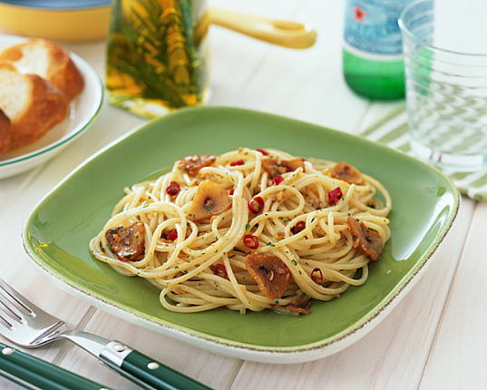 グリーンの器の中に盛ってある、ペペロンチーノのパスタ。
